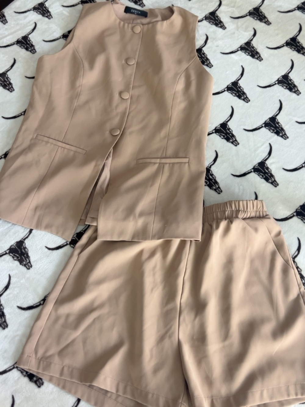 ZESICA Beige Tailored Button Front Vest Shorts 2 Piece Set Size M